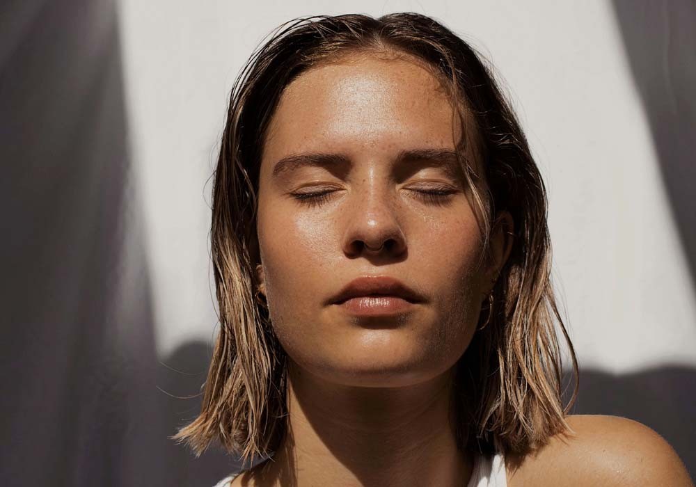 Sol, Salitre y Ciudad: Cómo proteger tu piel y cabello en diferentes climas